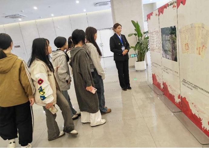 热血铸脊梁 烽火映初心——纪念抗日战争胜利暨世界反法西斯战争胜利80周年专题档案展览走进我校