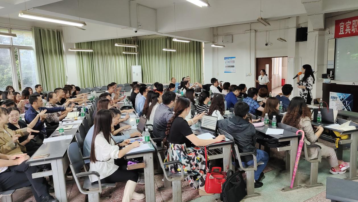 我院开展2021年辅导员能力培训专题讲座