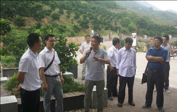 学员与古蔺县马蹄乡甜橙产业基地负责人交流